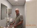 Jerry Sandström öppnar burkarna.JPG