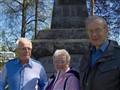 Lassi Forsell. Yvonne Lundqvist och Martin Wiklund vid monumentet i Sävar.jpg